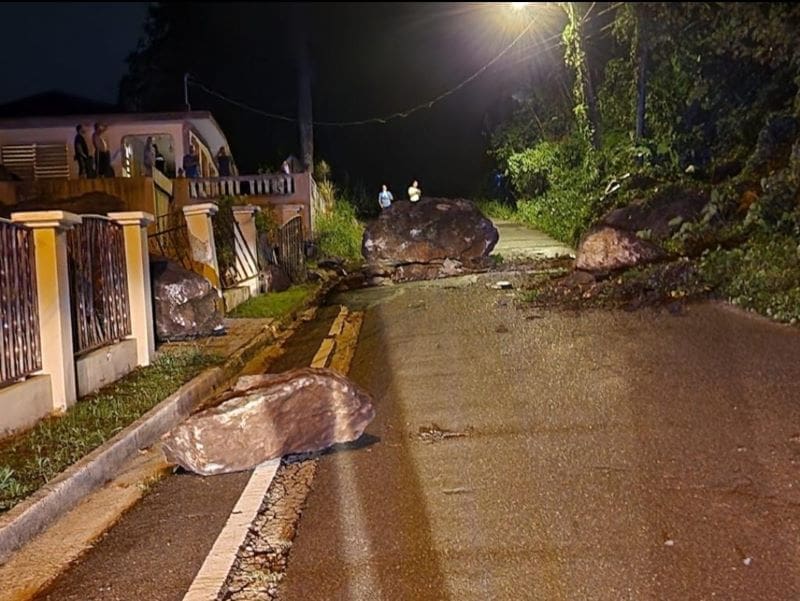 Deslizamiento de enormes rocas provoca daños en Ciales TeleOnce TV