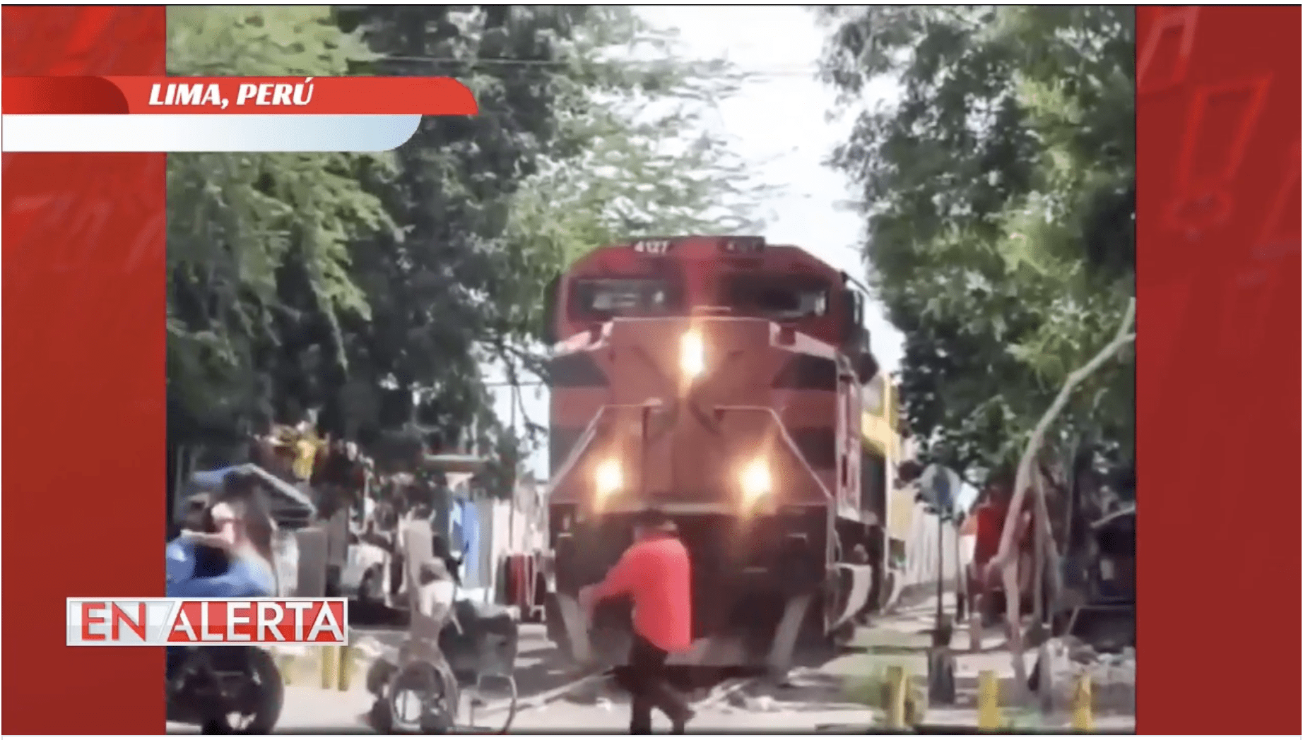 Hombre en silla de ruedas se queda atorado en las vías de un tren