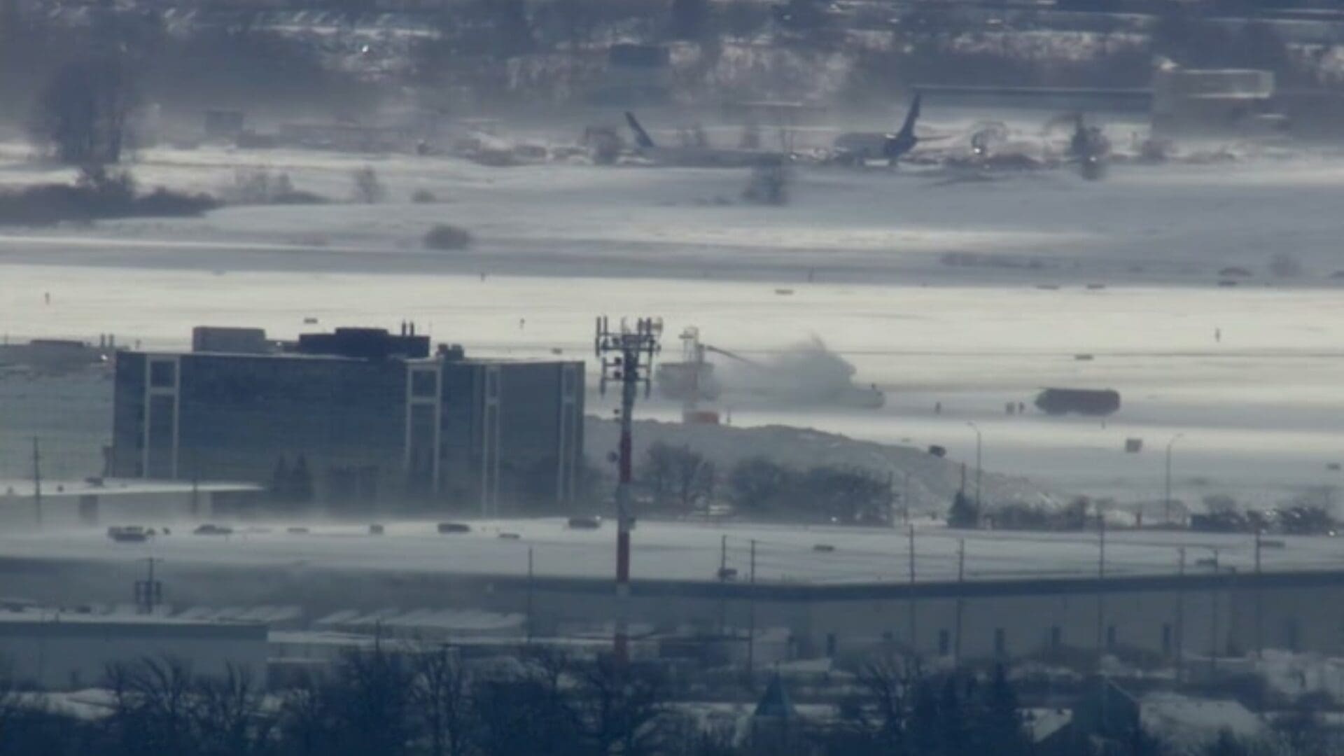 Equipos de emergencia atienden un incidente tras aterrizaje de un vuelo