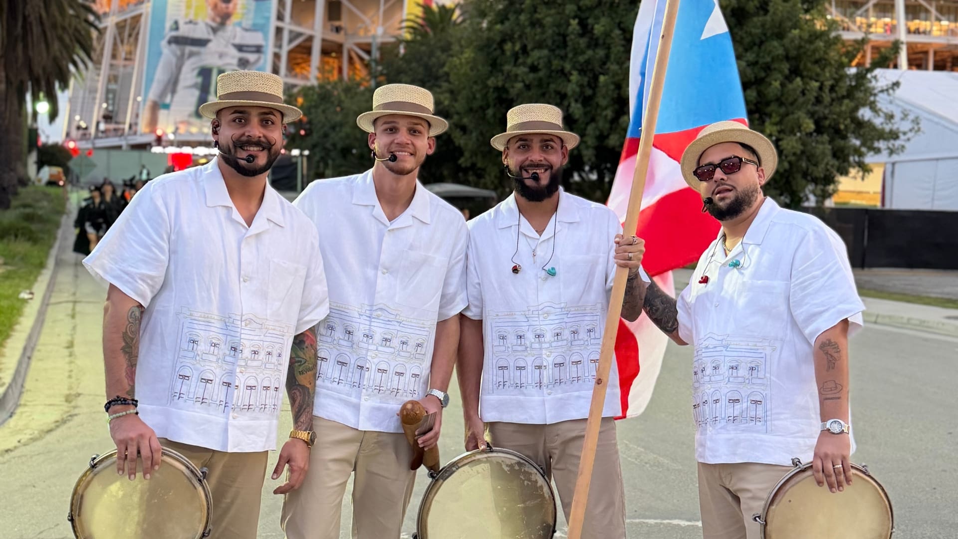 Los Pleneros De La Cresta Junto A Bad Bunny En El Super Bowl Llevando WEB THUMBNAIL ALONDRA 