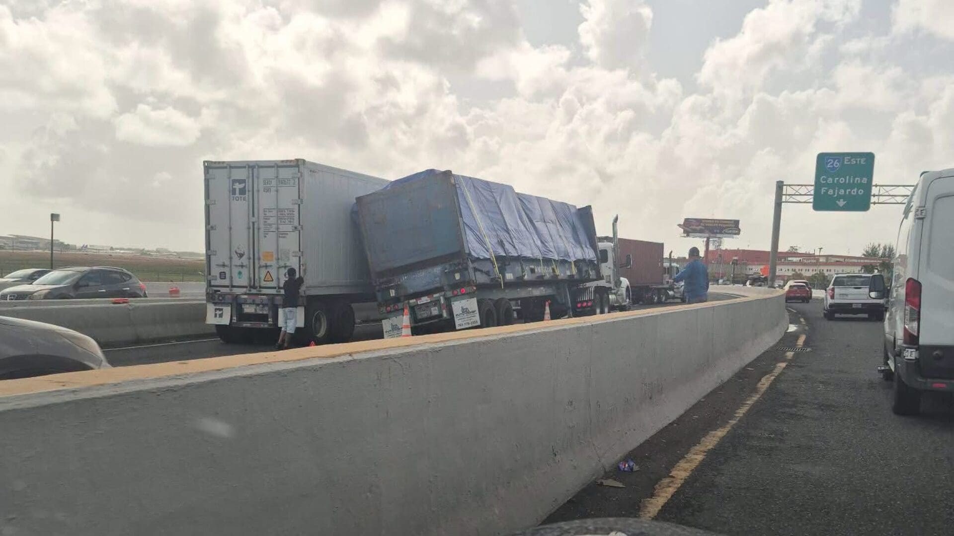 Imagen del artículo de Univision / TeleOnce: Reabren tramo de la Baldorioty de Castro en dirección hacia Carolina tras accidente de camión