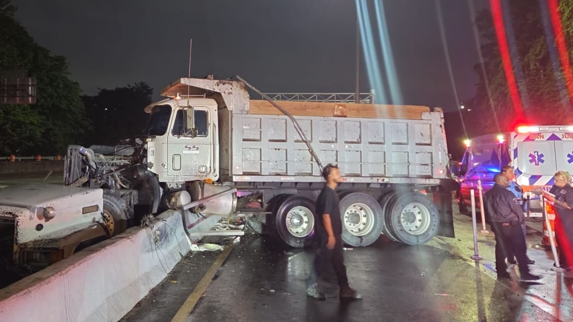 Imagen del artículo de Univision / TeleOnce: Camión provoca derrame de combustible tras impactar una valla en la PR-52 en dirección a San Juan