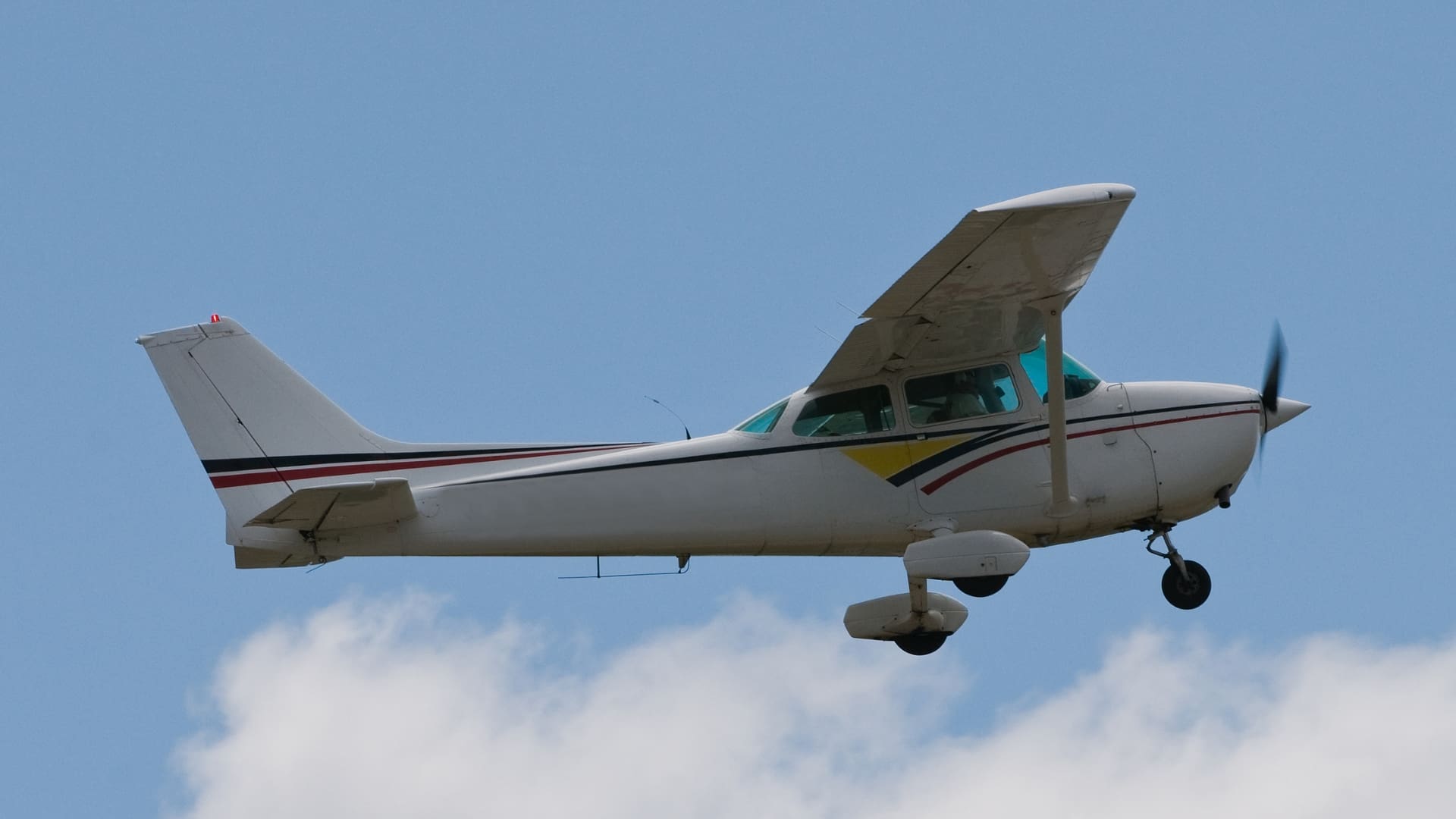 Imagen de la cobertura de: Avioneta aterriza de emergencia en Vega Baja tras perder la hélice