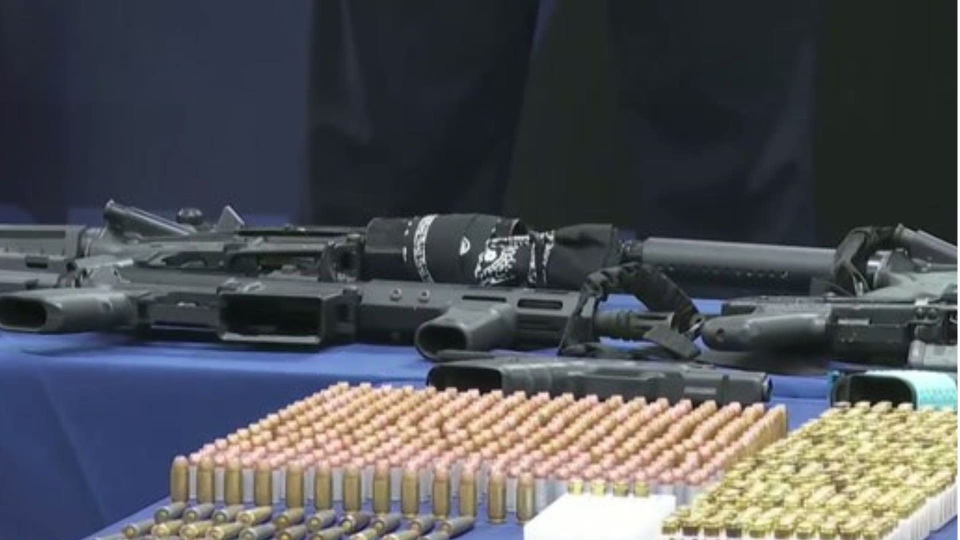 Imagen de la cobertura de: Procesan a hombre por arma ilegal mientras sigue el caso de un arsenal ocupado en Salinas