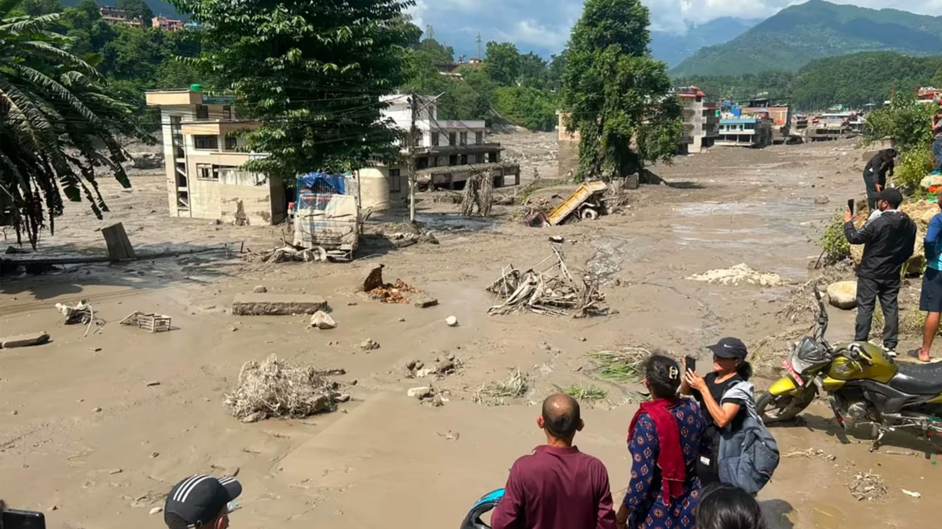Imagen de la cobertura de: Sigue la búsqueda tras la riada en Nepal y el Tíbet, con más de 500 extranjeros entre los desaparecidos