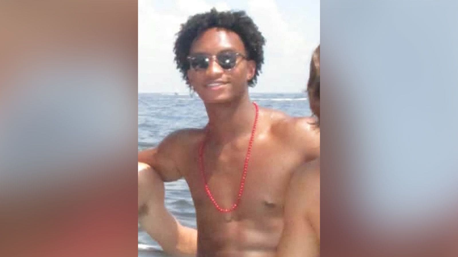 Imagen de la cobertura de: Autopsia independiente no aclara la muerte de atleta de 18 años en Mississippi