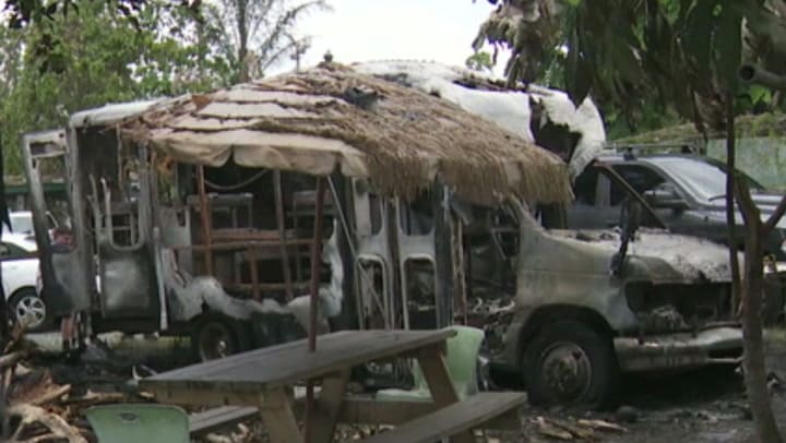 Imagen del artículo de Univision / TeleOnce: Investigan posible mano criminal detras del incendio que consumió un food truck en Aibonito