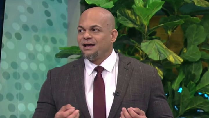 Imagen del artículo de Univision / TeleOnce: Más allá del video: exfiscal explica qué se necesita para radicar cargos por agresión a estudiante