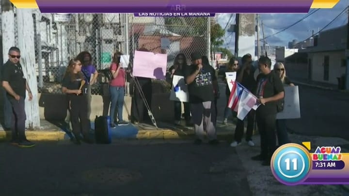 Imagen de la cobertura de: Maestros protestan por docentes declarados excedentes en la escuela Dr. Facundo Bueso