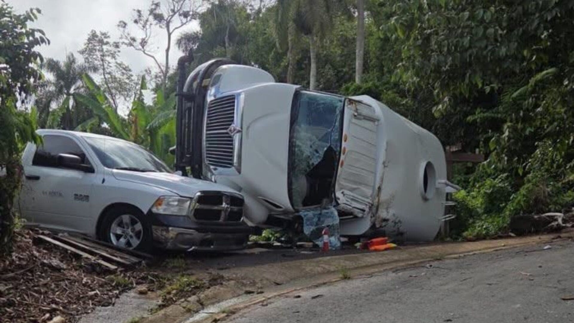 Imagen de la cobertura de: Reabren tramo de la PR-834 en Guaynabo tras vuelco de camión cisterna