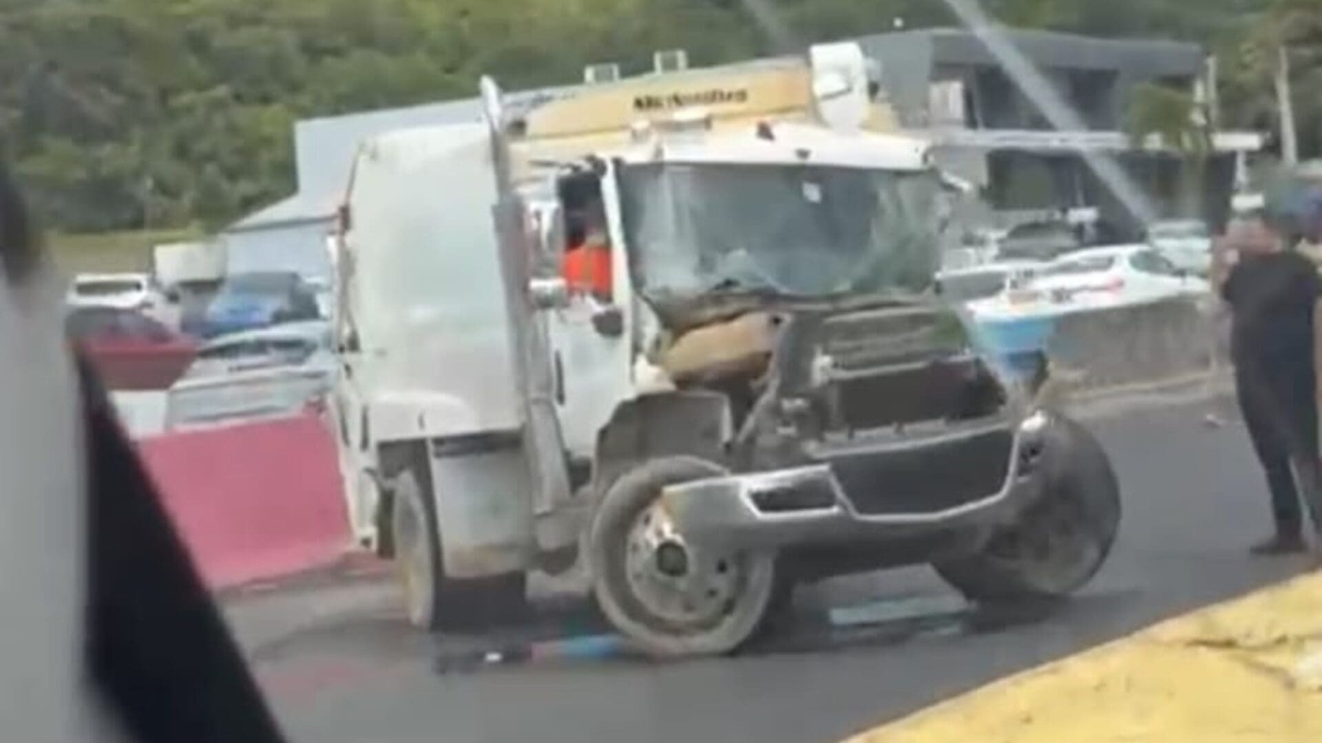 Imagen de la cobertura de: Investigan accidente entre dos camiones en la PR-2 en Añasco