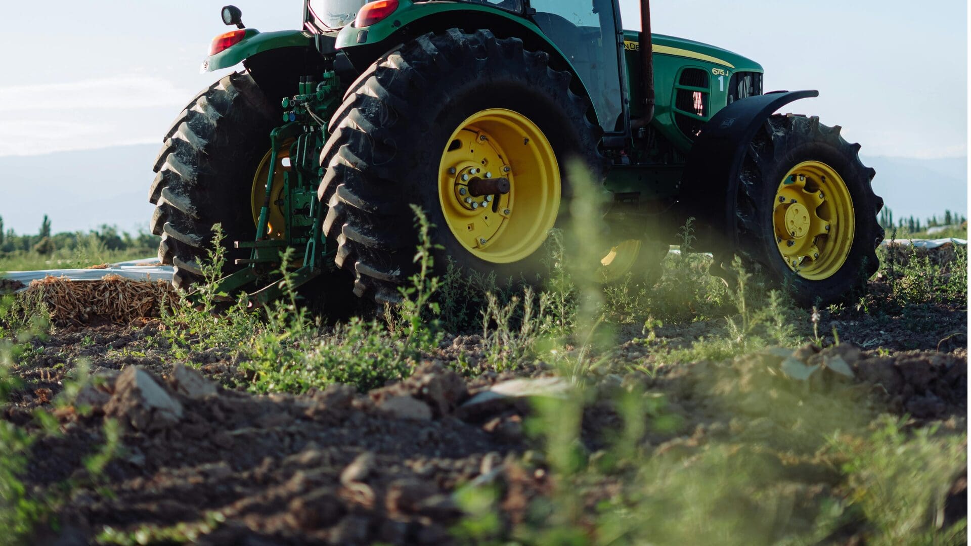 Imagen de la cobertura de: Rescatan a conductor de tractor que cayó por un risco en Aibonito