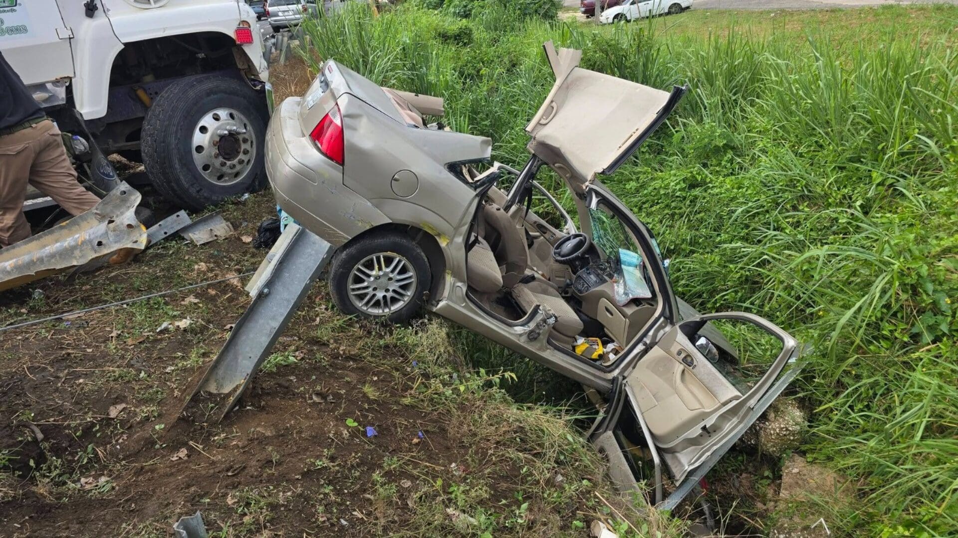 Imagen de la cobertura de: Captan en vídeo choque entre camión y carro en Aguadilla