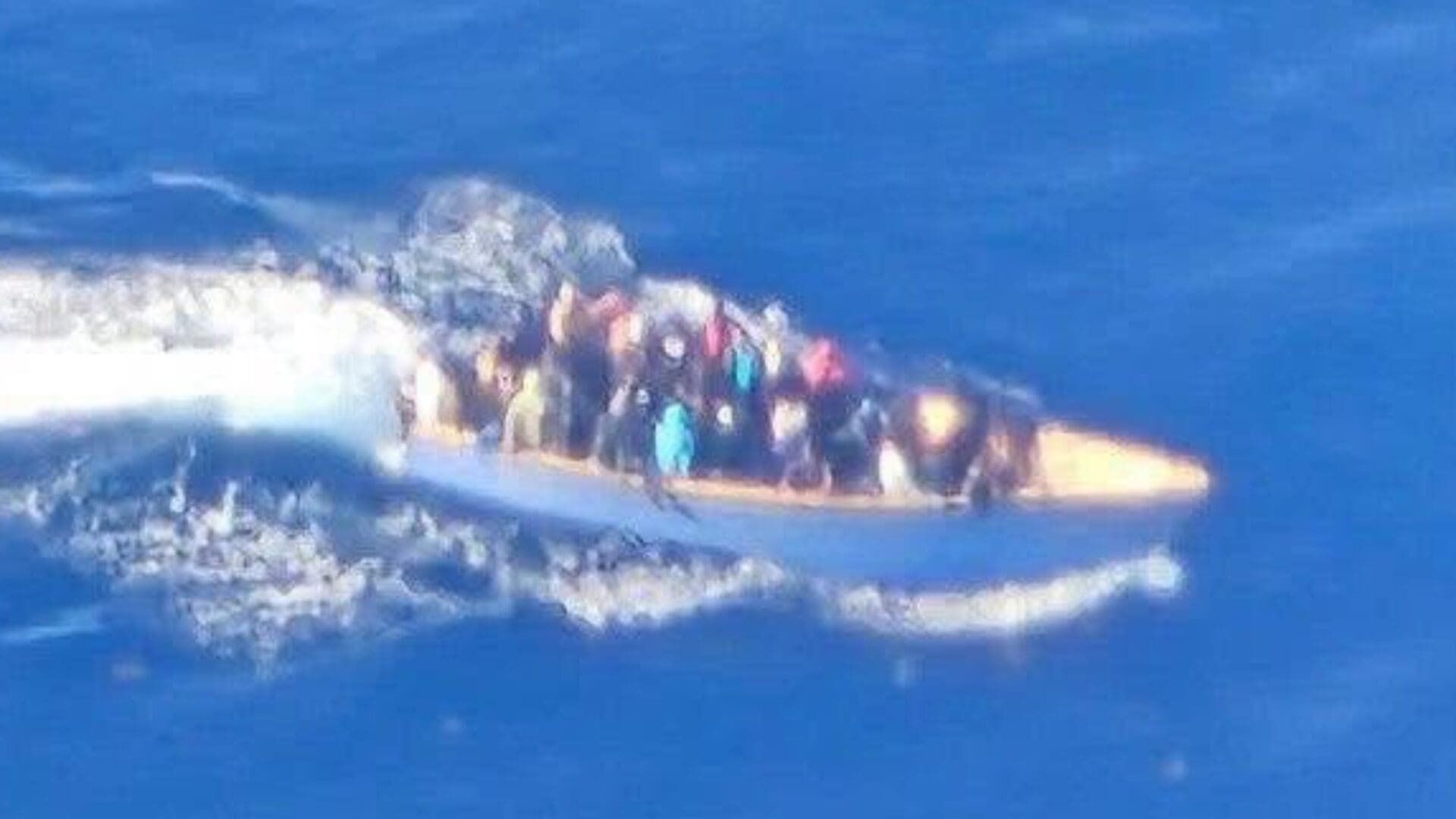 Imagen de la cobertura de: Rescatan a 40 personas y recuperan dos cuerpos tras naufragio cerca de Mona