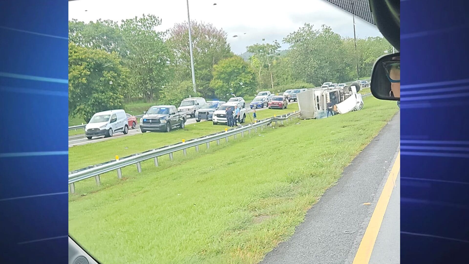 Imagen de la cobertura de: Camión se vuelca en el expreso 52 entre Caguas y Cayey