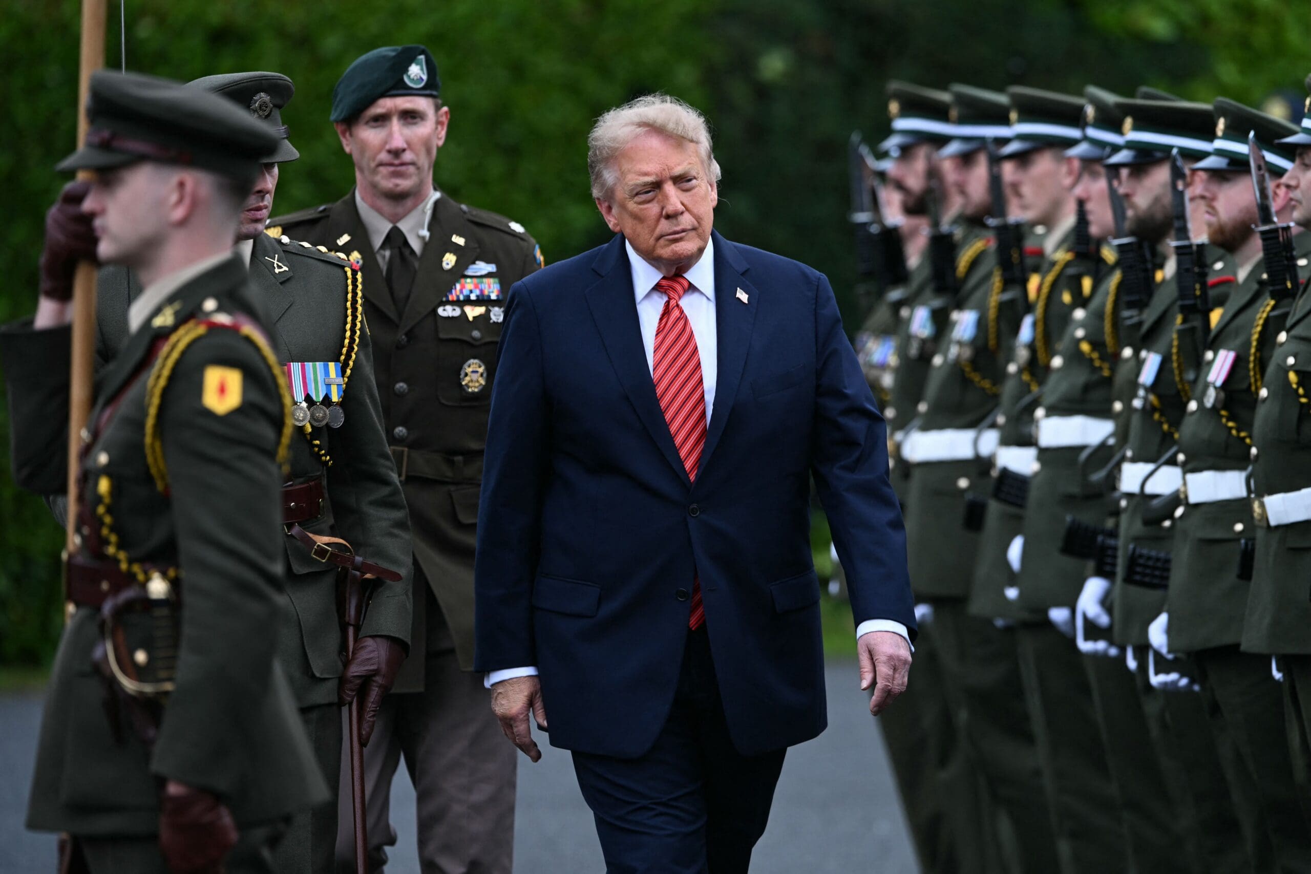 Imagen de la cobertura de: Trump afirma que eliminará el arancel al whiskey irlandés