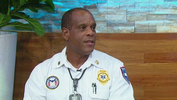 Imagen del artículo de Univision / TeleOnce: Paramédico puertorriqueño recuerda su misión de rescate tras el 11 de septiembre