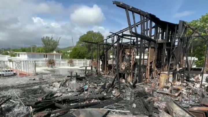 Imagen del artículo de Univision / TeleOnce: Mujer logra salir a tiempo, pero lo pierde todo tras voraz fuego en su casa en Fajardo