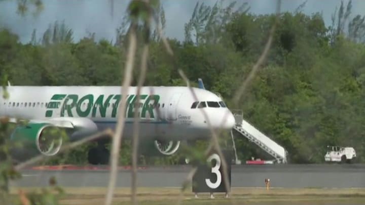 Imagen del artículo de Univision / TeleOnce: Falsa alarma en vuelo de Frontier: objeto inspeccionado era parte de la aeronave