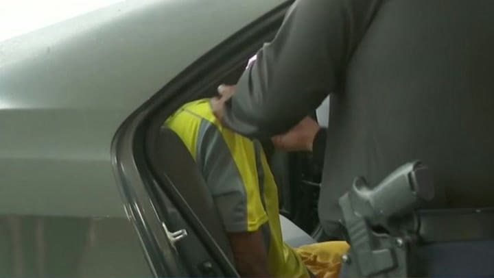 Imagen del artículo de Univision / TeleOnce: Causa para arresto contra hombre que habría agredido a su mamá con un machete