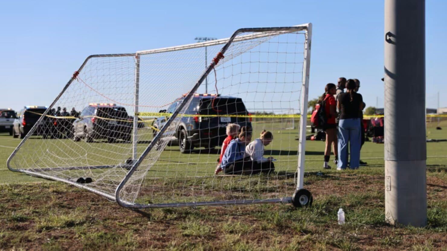 Imagen del artículo de Univision / TeleOnce: Dos muertos y varios heridos tras vehículo irrumpir en cancha de fútbol en Kansas