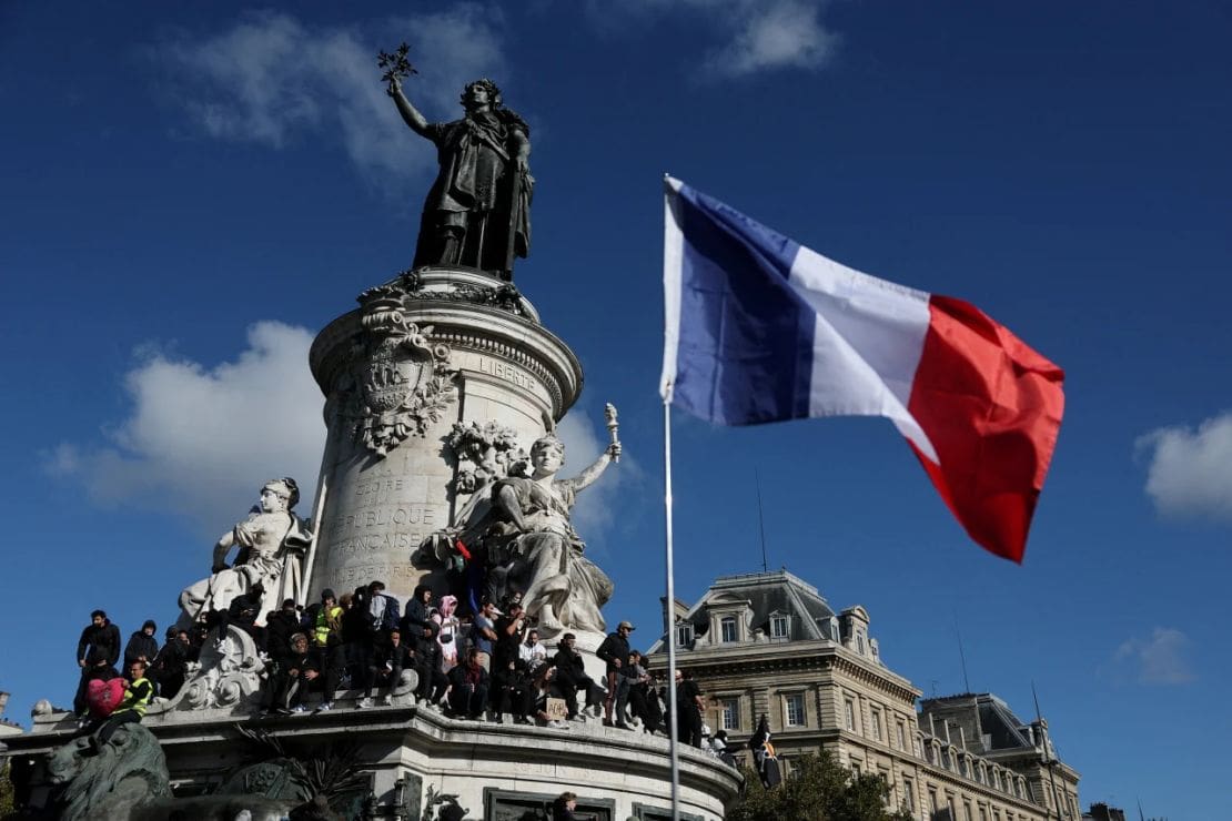 Imagen de la cobertura de: Francia supera los 2,500 arrestos tras violentas protestas y Macron pide orden