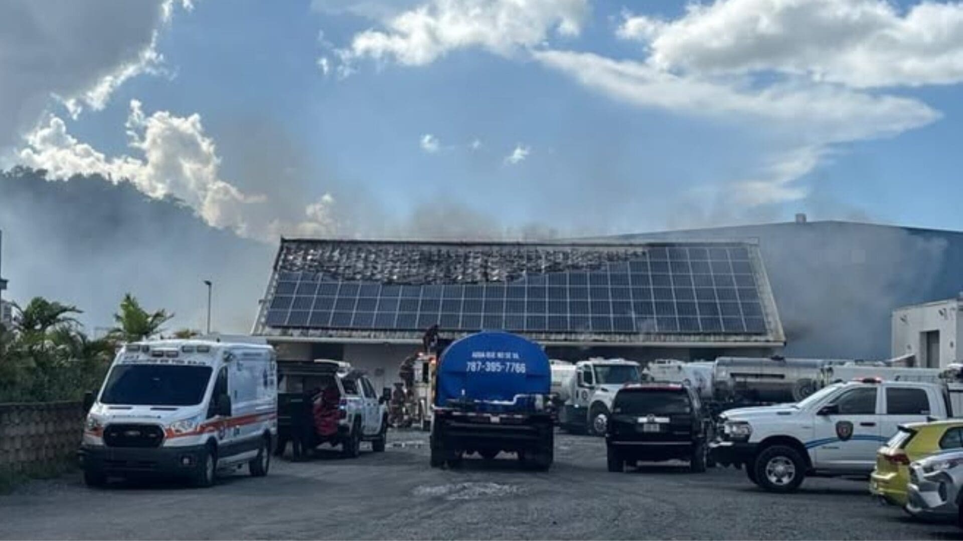 Imagen del artículo de Univision / TeleOnce: Bomberos atienden fuego de grandes proporciones en la antigua base naval de Toa Baja