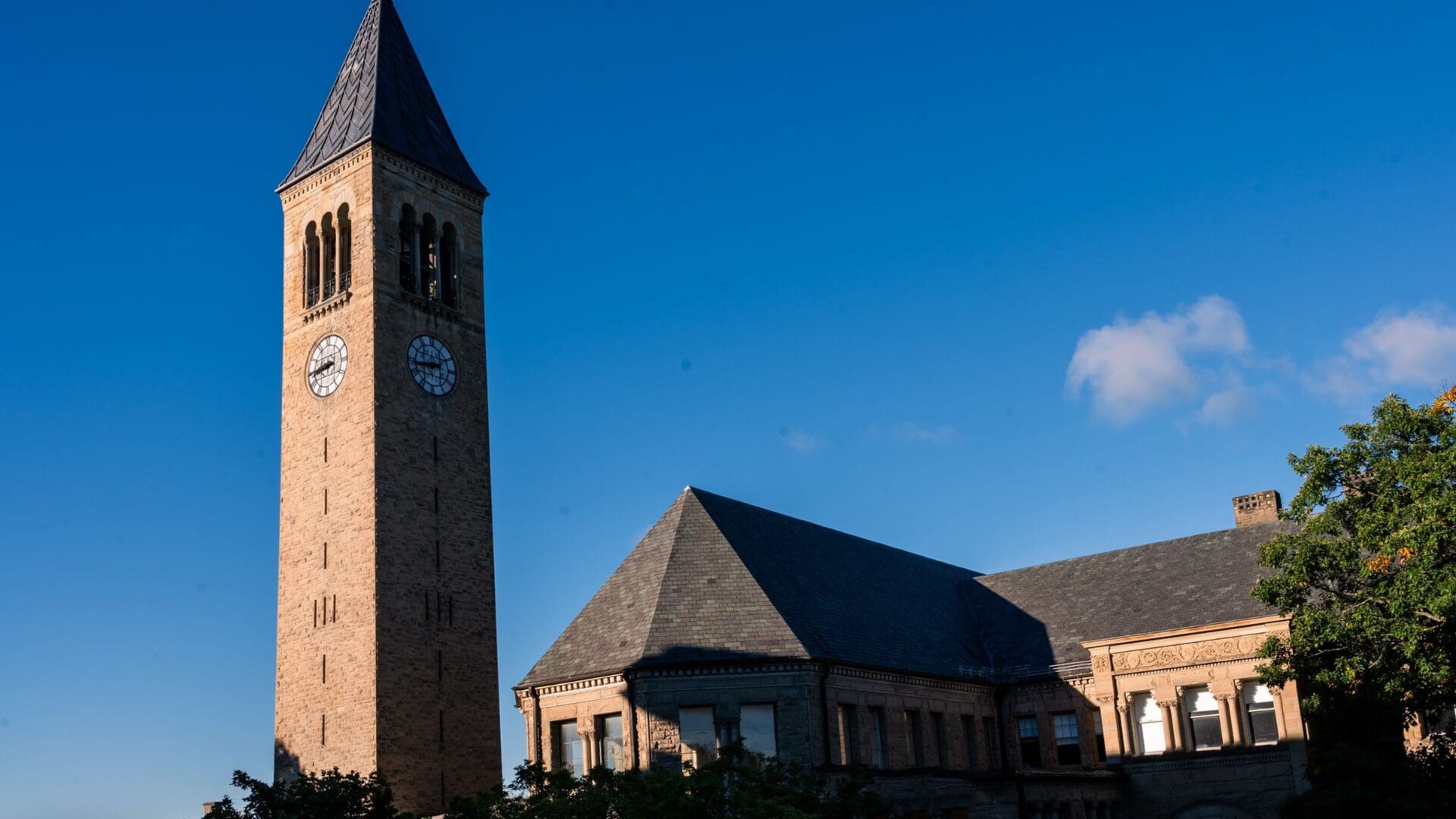Imagen de la cobertura de: Cornell mantiene restricciones a fiestas de fraternidades tras denuncias de agresión sexual