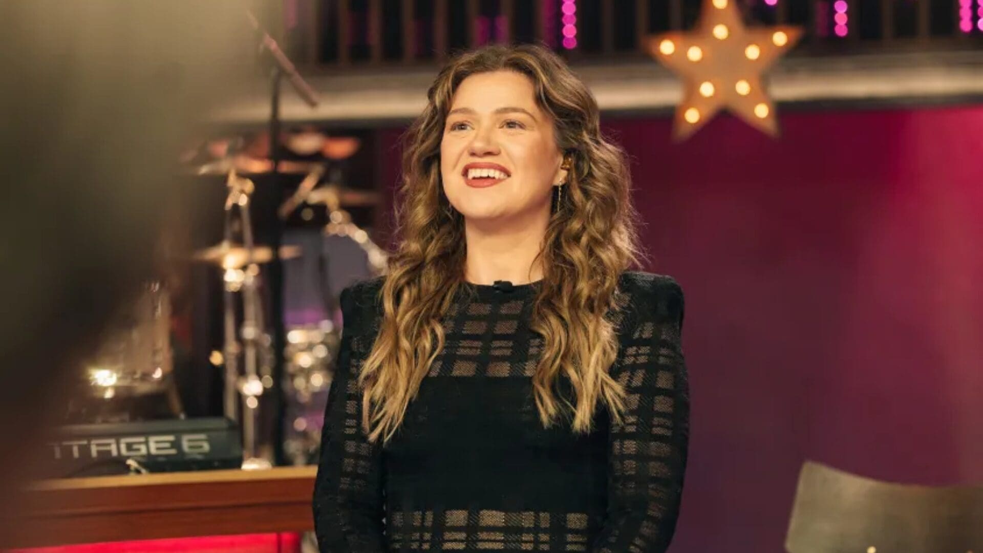 Imagen del artículo de Univision / TeleOnce: Kelly Clarkson arremete contra tienda local de Brooklyn por un pájaro mecánico de $15 mil