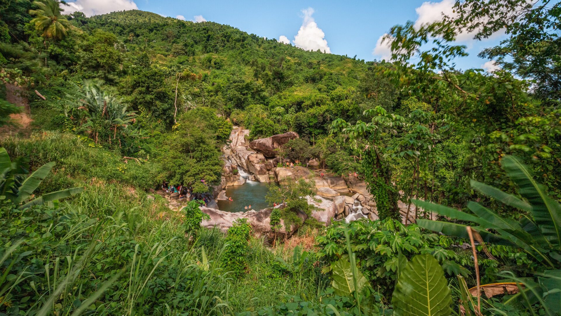 Imagen de la cobertura de: Muere turista en el Charco El Hippie de Naguabo tras lanzarse al río