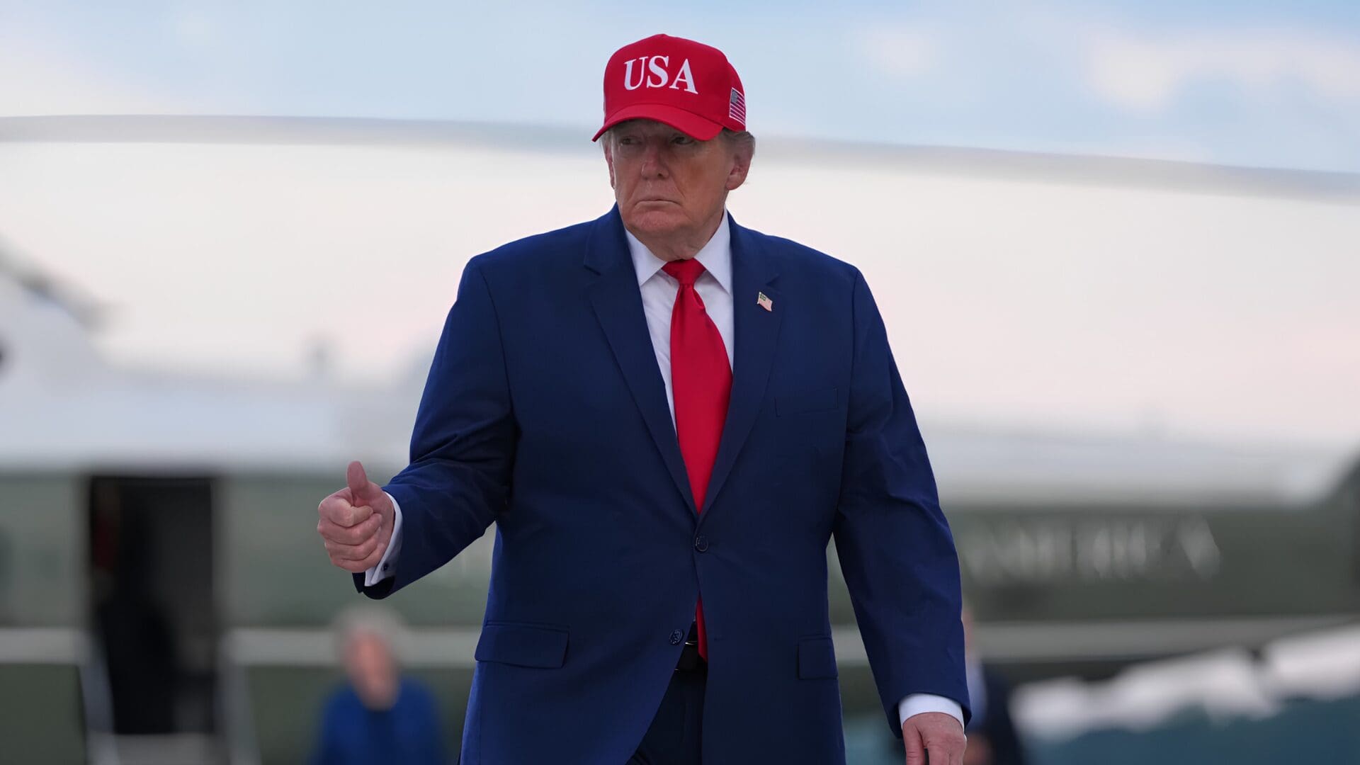 Imagen de la cobertura de: Mike Johnson expresa preocupación por exenciones de Trump a sanciones contra Rusia