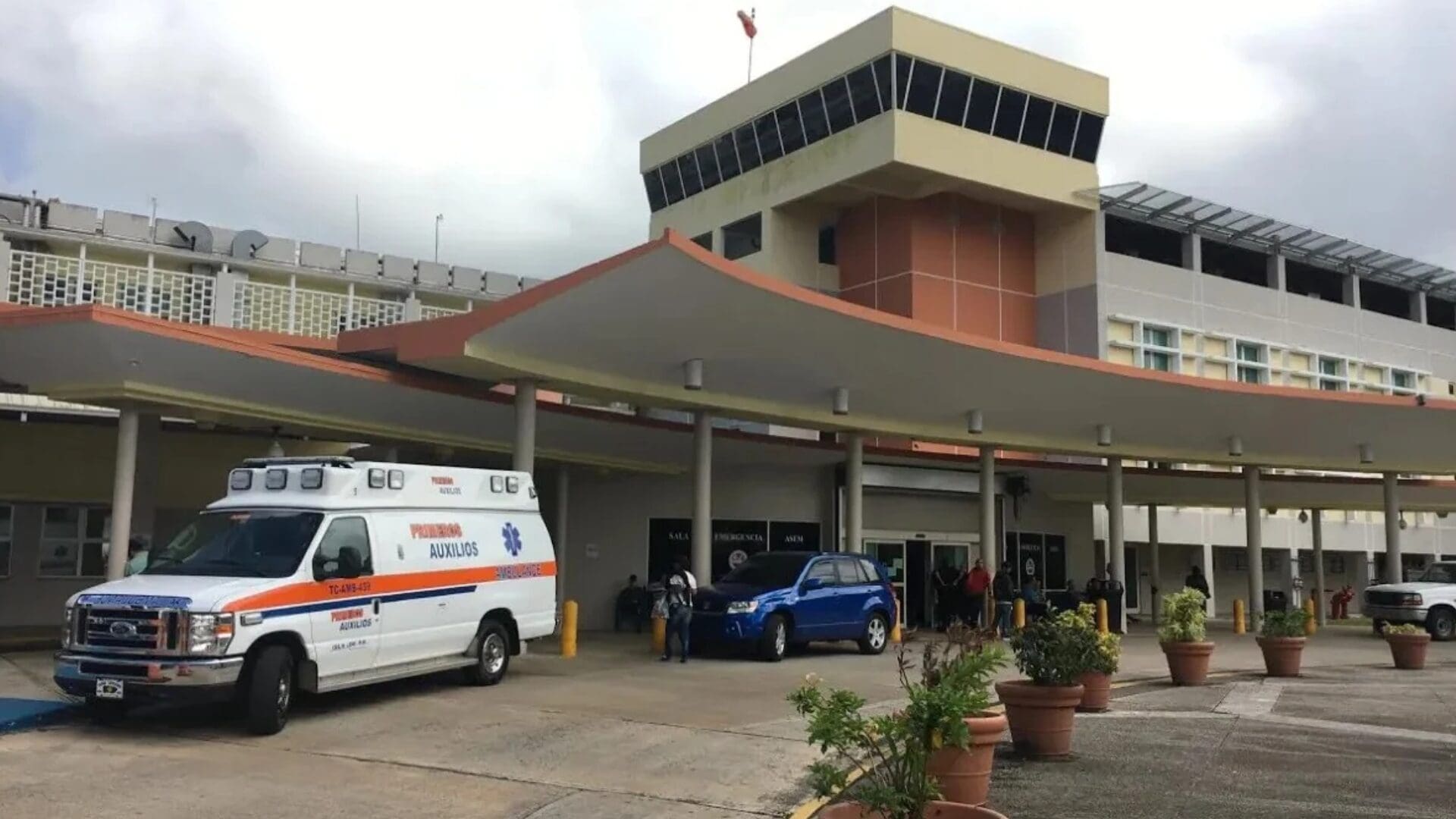 Imagen del artículo de Univision / TeleOnce: Ebanista sufre quemaduras graves y posible herida en la cabeza tras explosión