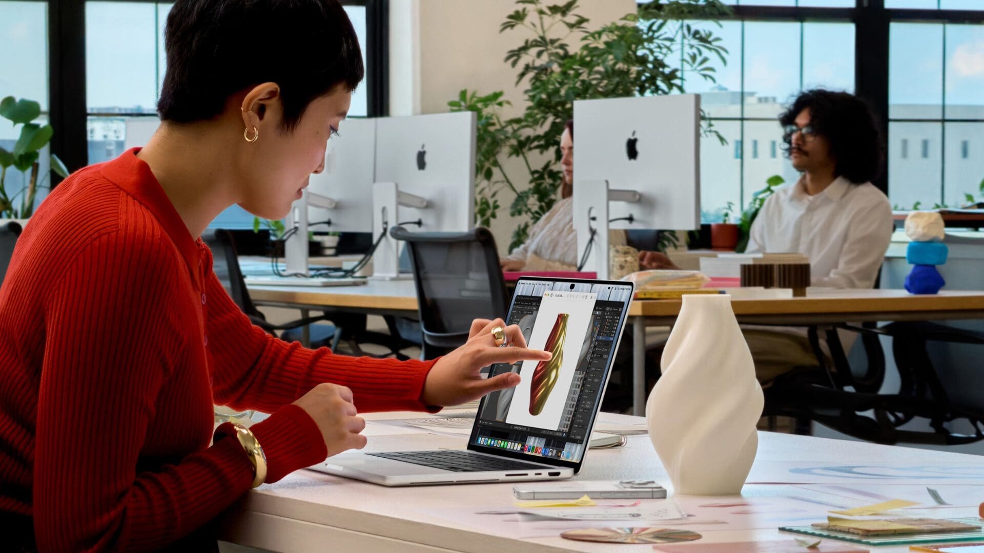 Imagen de la cobertura de: Apple presenta su primer MacBook Pro con pantalla táctil