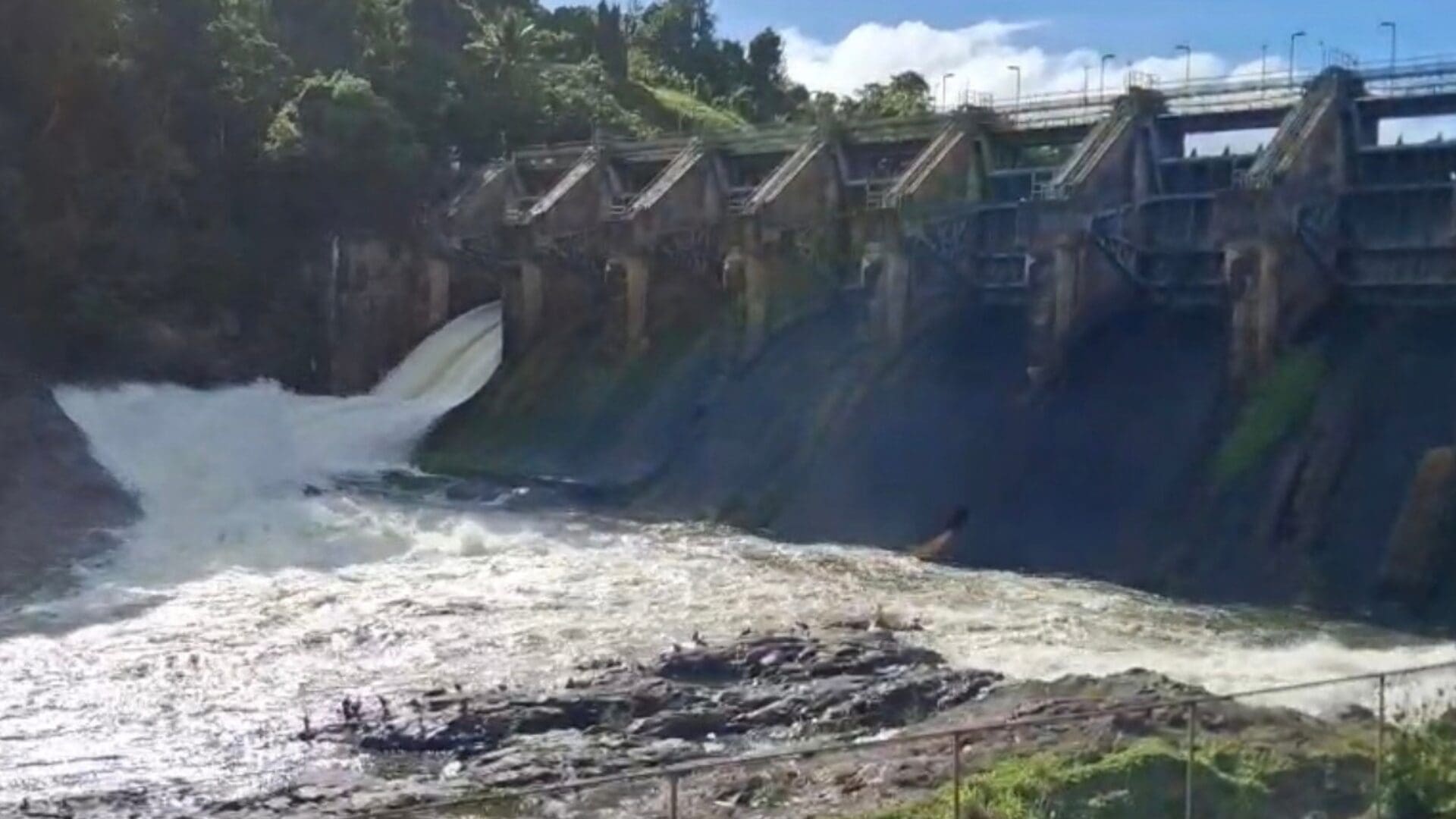 Imagen del artículo de Univision / TeleOnce: AAA abre compuerta grande del embalse Carraízo tras alcanzar nivel de desborde