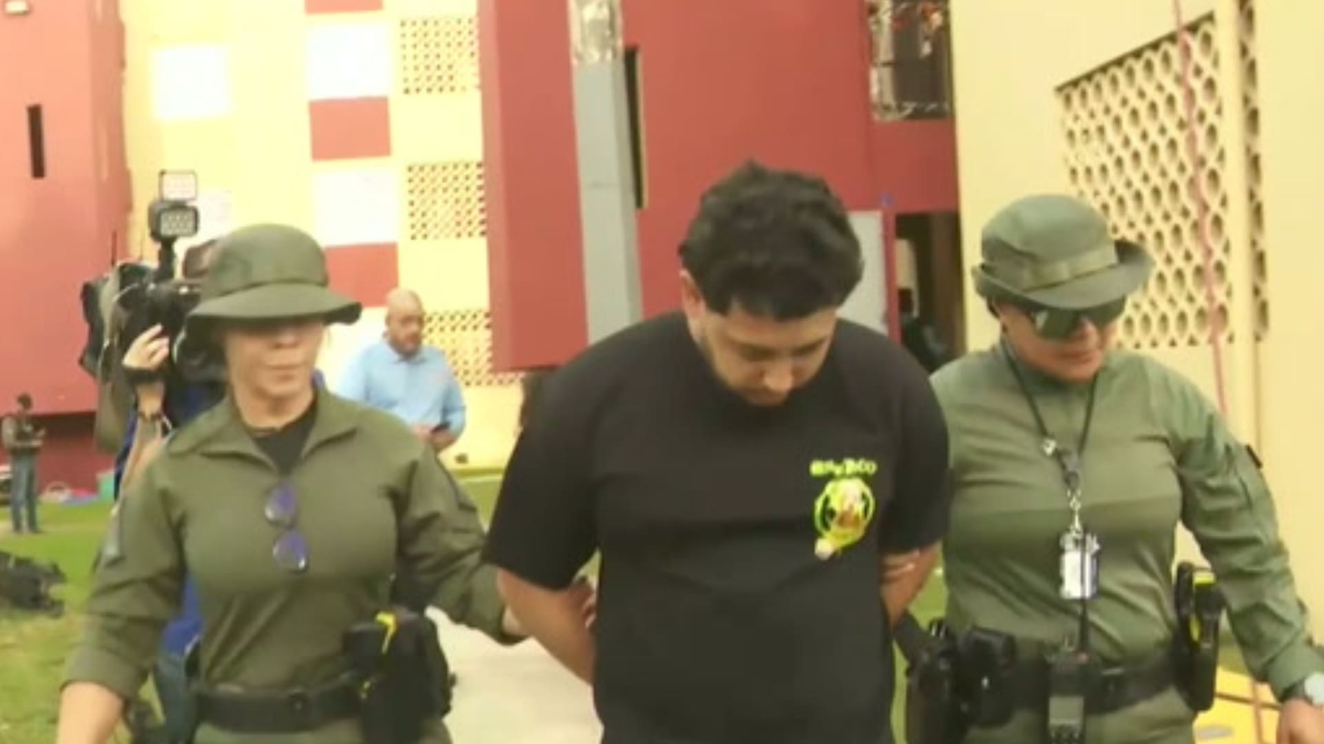 Imagen del artículo de Univision / TeleOnce: Cae “Domi”, prófugo por violencia doméstica, durante operativo en Río Piedras