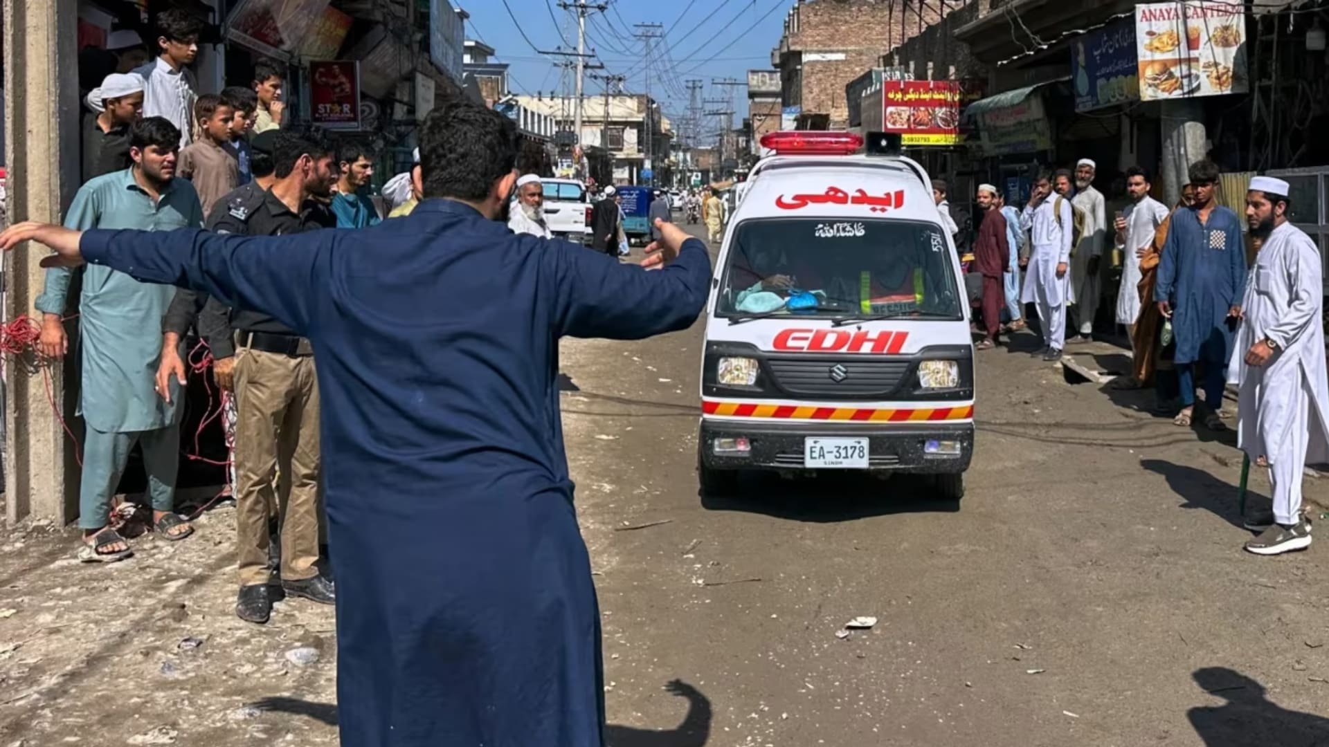 Imagen de la cobertura de: Colapso de techo en escuela de Pakistán deja decenas de muertos y más de 50 heridos