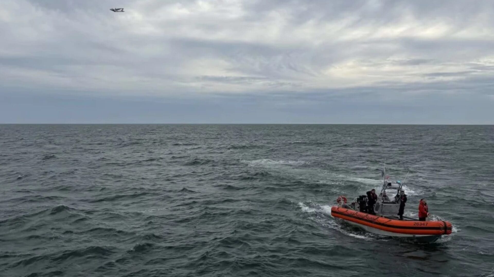Imagen del artículo de Univision / TeleOnce: Hallan restos en medio de búsqueda del avión que partió de Bermudas con seis personas a bordo