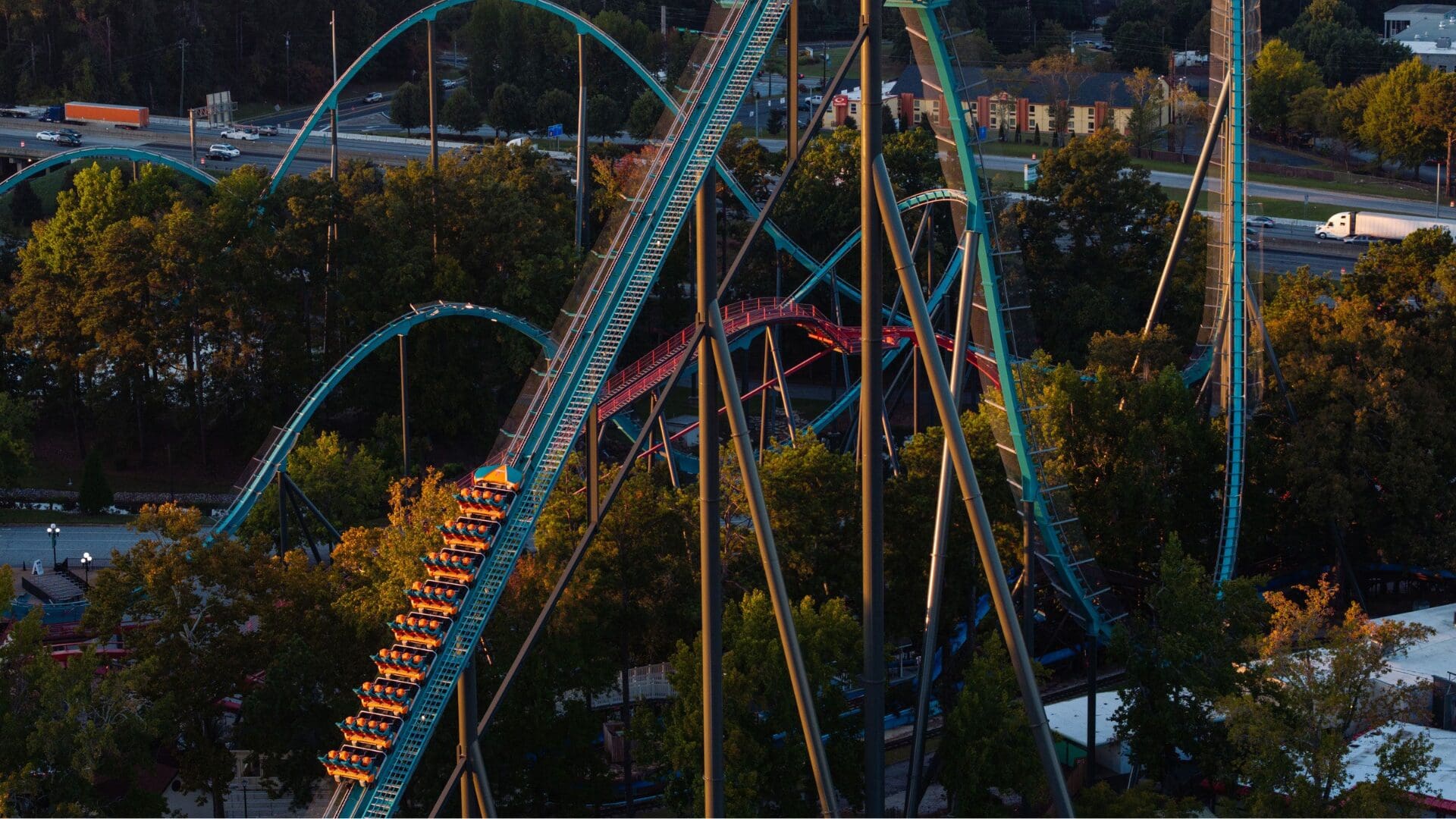 Imagen del artículo de Univision / TeleOnce: Six Flags Over Georgia reabre tras accidente mortal en montaña rusa, en medio de dudas y tensiones