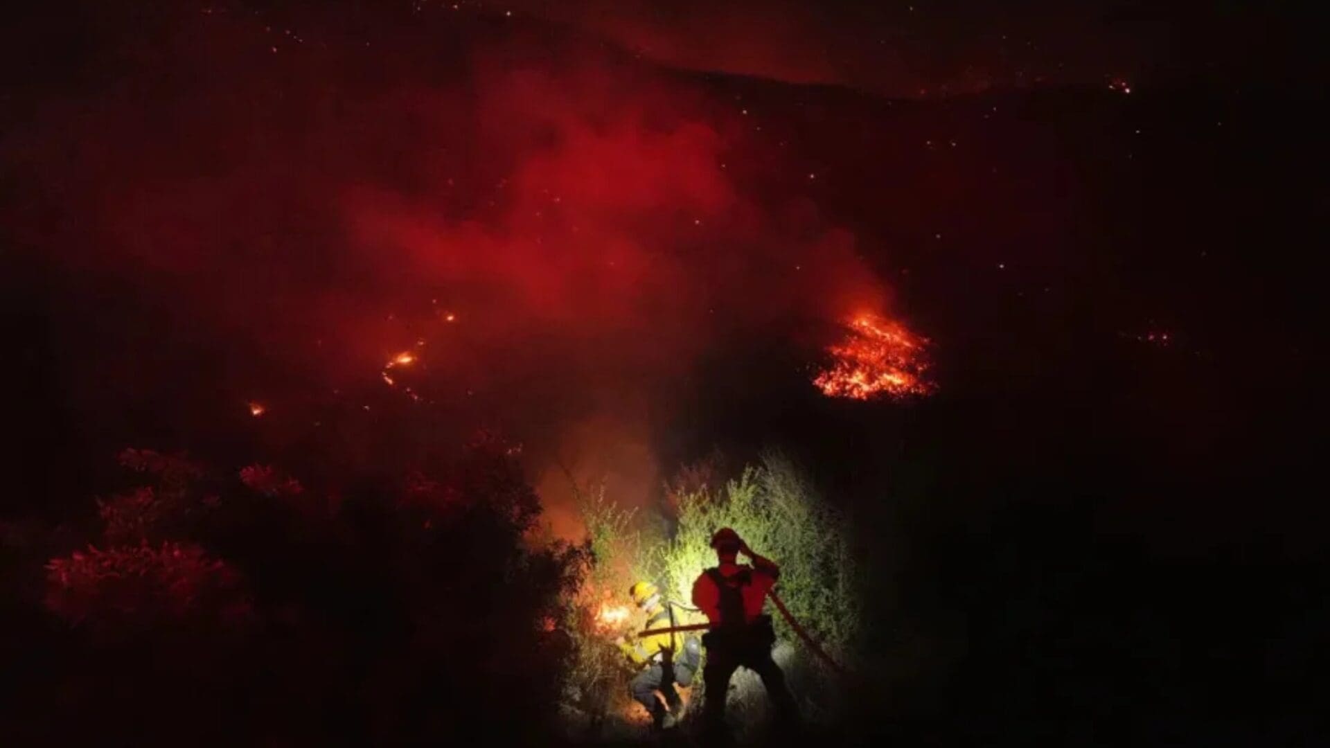 Imagen del artículo de Univision / TeleOnce: Incendio forestal al sur de California destruye viviendas y obliga a evacuar a miles de ciudadanos