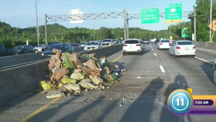 Imagen del artículo de Univision / TeleOnce: Remueven camión volcado de la PR-22 en Dorado