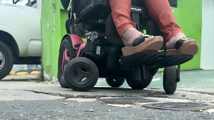 Imagen del artículo de Univision / TeleOnce: Aceras y rampas deficientes dificultan el paso de personas con impedimentos en Guaynabo
