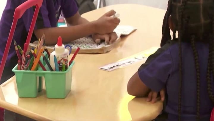 Imagen del artículo de Univision / TeleOnce: Familias se preparan para pagar más por educación privada ante alza en la luz: “nos afecta mucho”