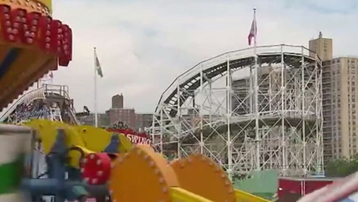 Imagen del artículo de Univision / TeleOnce: ¿Cuán seguras son las montañas rusas? Expertos advierten sobre los riesgos y derechos de usuarios