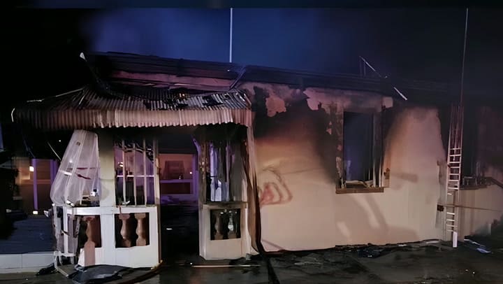 Imagen del artículo de Univision / TeleOnce: Adulto mayor sale ileso de incendio que destruyó su casa en Juana Díaz