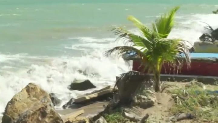Imagen del artículo de Univision / TeleOnce: Cerca de cinco pies de carretera se han perdido en una semana por erosión costera en Loíza